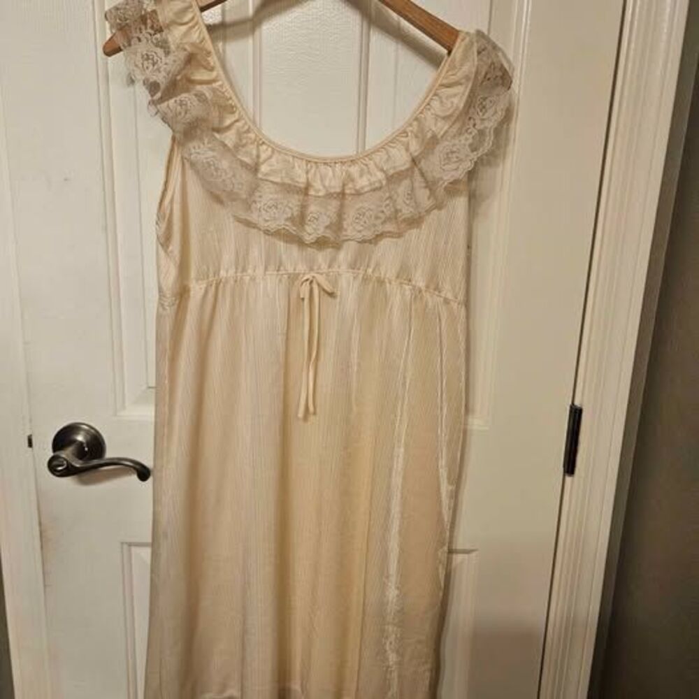 Vintage Cream Lace Ruffle Nightgown Size Unmarked
